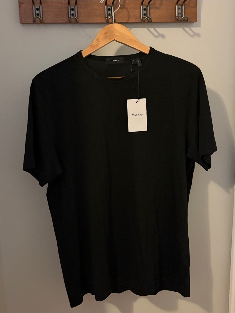 NEW WITH TAGS MEN’S THEORY PRECISE TSHIRT IN BLACK